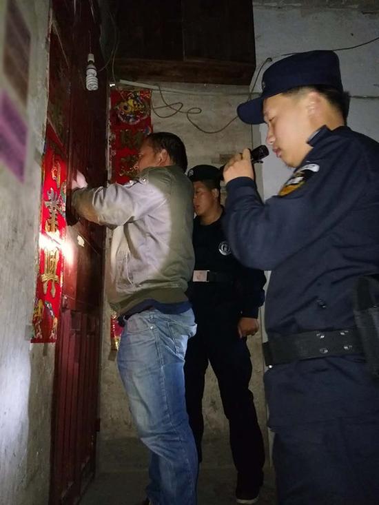 贵港粗心妈妈误将幼女锁家中 